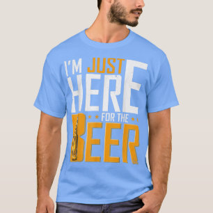 Männer, die ich gerade hier bin, um das Bier zu tr T-Shirt