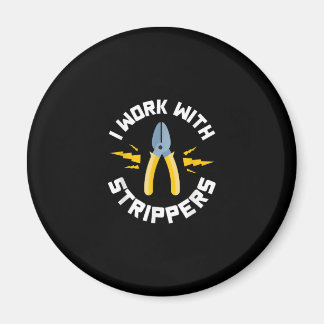 Männer, die ich mit elektrischer Gewerkschaft arbe Magnet