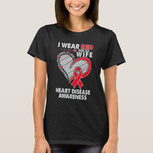 Männer, die ich rot trage wegen meiner Ehefrau Her T-Shirt