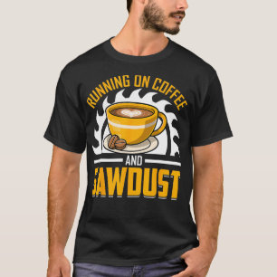 Männer, die mit Koffein und Sägemehl für die Holzb T-Shirt