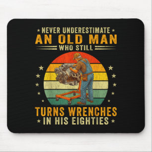 Männer drehen Schraubenschlüssel in den achtziger Mousepad