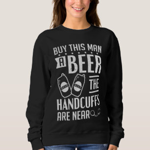 Männer erziehen die Handschellen nahe der Bachelor Sweatshirt
