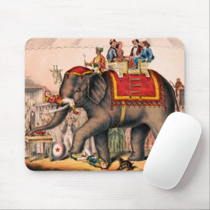 Männer führen einen Zirkusakt mit einem Elefanten Mousepad