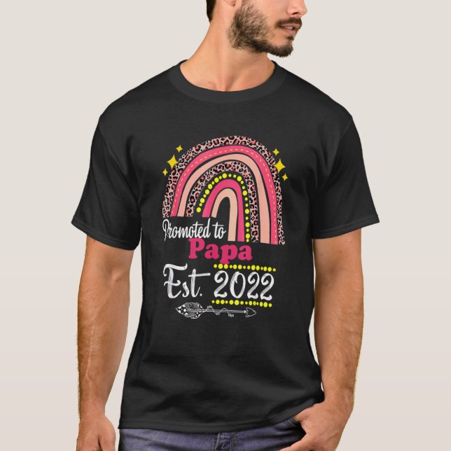 Männer für Papa Est 2022 Regenbogenmutter beförder T-Shirt (Vorderseite)
