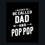 Männer gesegnet, als Vater und Pop-Pop-Väter bezei Poster<br><div class="desc">Bist du Pop-Pop? Klingt, als hätte man Spaß, diesen gesegneten Vater und Pop-Pop-Kleidung zu tragen. Holen Sie sich heute eins für sich selbst. Kennt jemanden, der Pop-Pop ist? Hätten sie Spaß daran, diese Kleidung aus Pop und Pop zu tragen? Bestellen Sie heute und seien Sie, dass der wohlüberlegte Freund, der...</div>