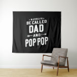 Männer gesegnet, als Vater und Pop-Pop-Väter bezei Wandteppich<br><div class="desc">Bist du Pop-Pop? Klingt, als hätte man Spaß, diesen gesegneten Vater und Pop-Pop-Kleidung zu tragen. Holen Sie sich heute eins für sich selbst. Kennt jemanden, der Pop-Pop ist? Hätten sie Spaß daran, diese Kleidung aus Pop und Pop zu tragen? Bestellen Sie heute und seien Sie, dass der wohlüberlegte Freund, der...</div>