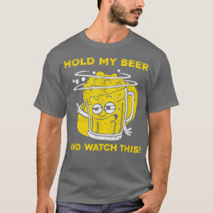 Männer halten mein Bier fest und schauen sich das  T-Shirt