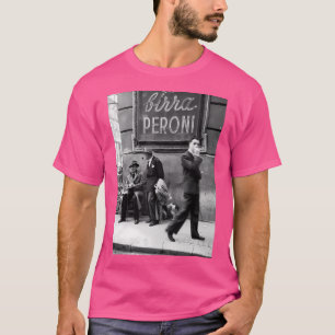 Männer in der Straße von Napoli, Italien T-Shirt