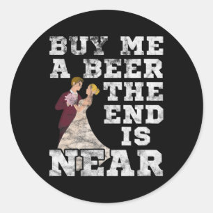 Männer kaufen mir ein Bier, das Ende ist in der Nä Runder Aufkleber