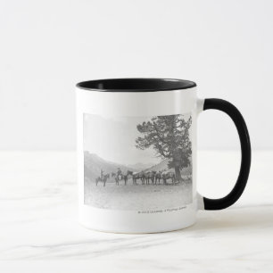 Männer mit Packpferden, die über einen Hügel schau Tasse