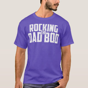 Männer rocken den Vater und duschen.  T-Shirt