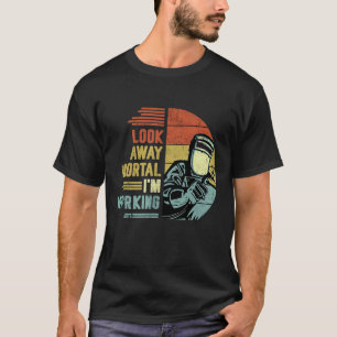 Männer schauen weg sterblich ich arbeite Schweißen T-Shirt