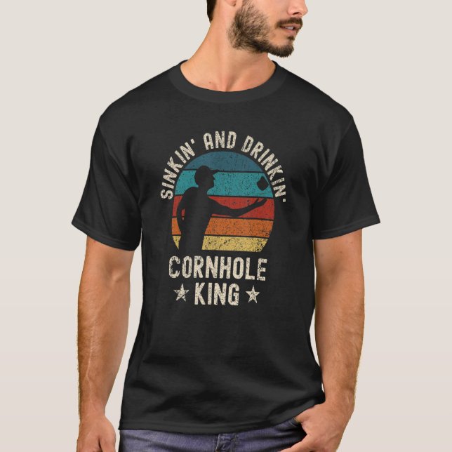 Männer sinken und trinken Cornhole King Summer C T-Shirt (Vorderseite)