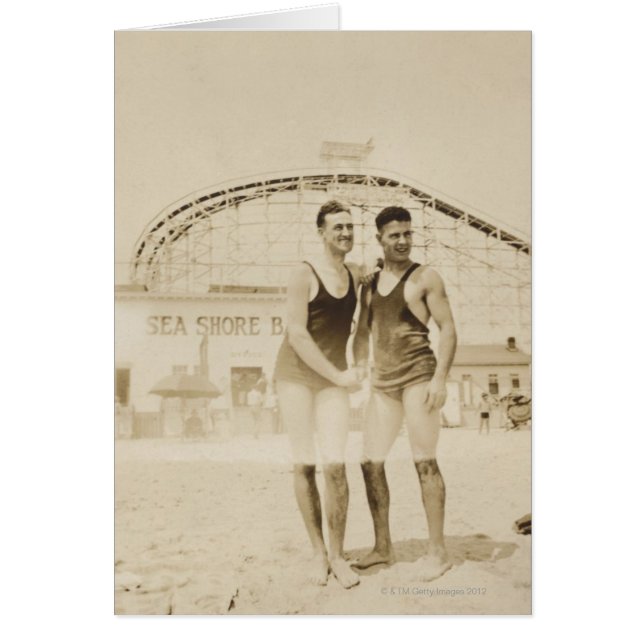 Männer stehend auf Strand (Vorne)