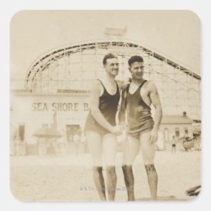 Männer stehend auf Strand Quadratischer Aufkleber