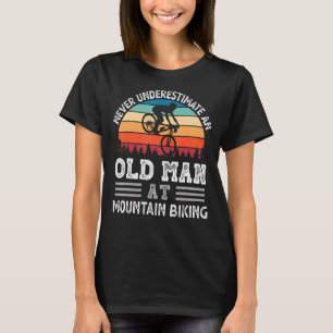 Männer unterschätzen den alten Mann nie beim Mount T-Shirt
