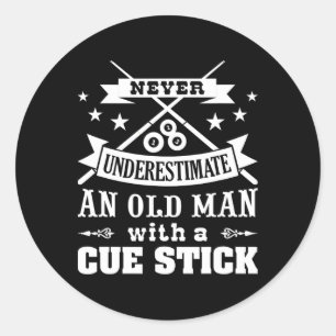 Männer unterschätzen den alten Mann nie mit Cue St Runder Aufkleber