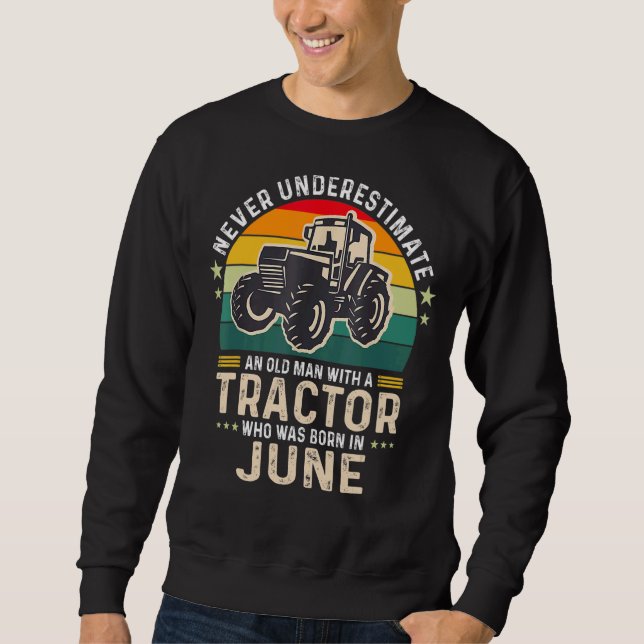Männer unterschätzen den alten Mann nie mit Trakto Sweatshirt (Vorderseite)