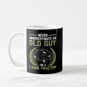 Männer unterschätzen den alten Typ auf einem Rasen Kaffeetasse