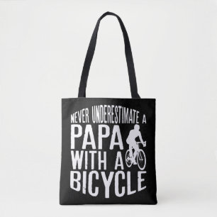 Männer unterschätzen ein Papa mit einem Fahrradfah