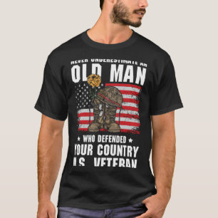 Männer unterschätzen einen alten Mann, der das Lan T-Shirt