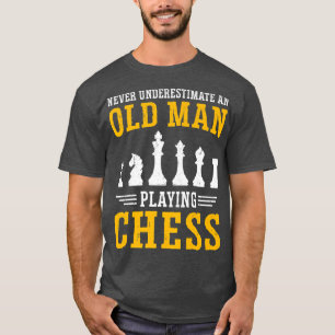 Männer unterschätzen nie eine alte Mannschaftsvors T-Shirt