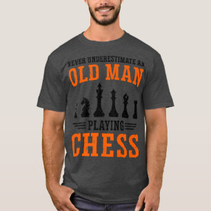 Männer unterschätzen nie eine alte Mannschaftsvors T-Shirt