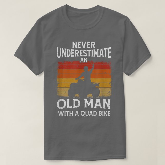 Männer unterschätzen nie einen alten Mann auf eine T-Shirt (Design vorne)