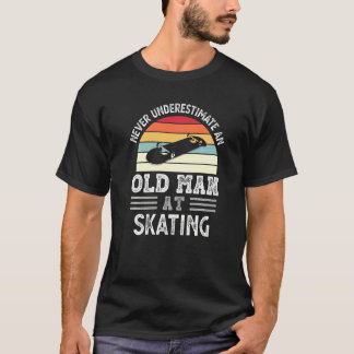Männer unterschätzen nie einen alten Mann bei Skat T-Shirt