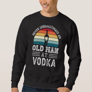 Männer unterschätzen nie einen alten Mann bei Vodk Sweatshirt