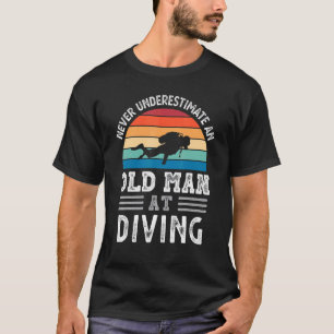 Männer unterschätzen nie einen alten Mann beim Tau T-Shirt