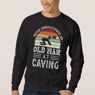 Männer unterschätzen nie einen alten Mann im Höhle Sweatshirt
