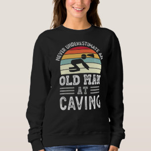 Männer unterschätzen nie einen alten Mann im Höhle Sweatshirt