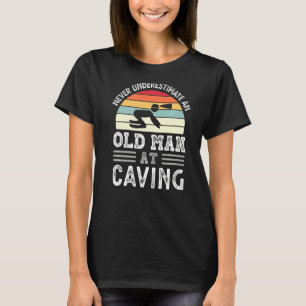 Männer unterschätzen nie einen alten Mann im Höhle T-Shirt