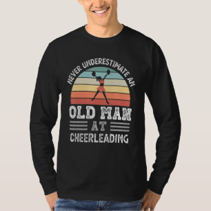 Männer unterschätzen nie einen alten Mann in Cheer T-Shirt