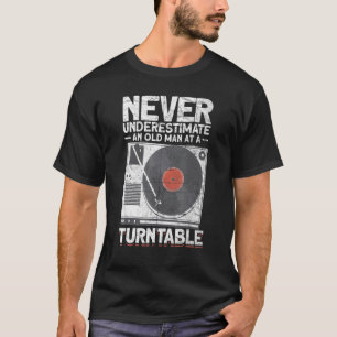 Männer unterschätzen nie einen alten Mann in einer T-Shirt