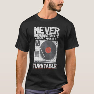 Männer unterschätzen nie einen alten Mann in einer T-Shirt