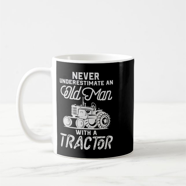 Männer unterschätzen nie einen alten Mann mit eine Kaffeetasse (Links)