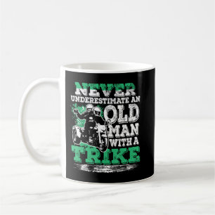 Männer unterschätzen nie einen alten Mann mit eine Kaffeetasse