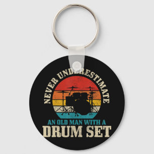 Männer unterschätzen nie einen alten Mann mit eine Schlüsselanhänger