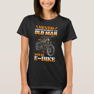 Männer unterschätzen nie einen alten Mann mit eine T-Shirt