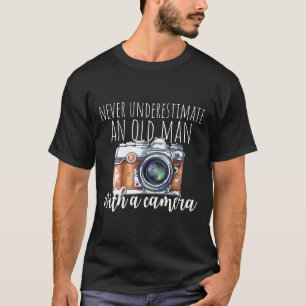 Männer unterschätzen nie einen alten Mann mit eine T-Shirt
