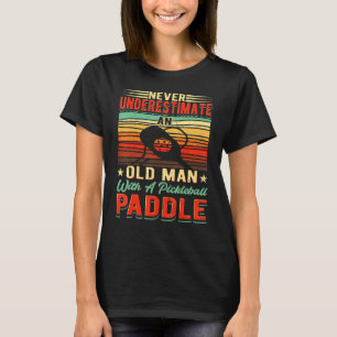 Männer unterschätzen nie einen alten Mann mit eine T-Shirt