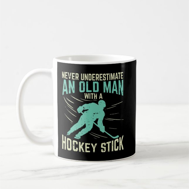 Männer unterschätzen nie einen alten Mann mit Hock Kaffeetasse (Links)