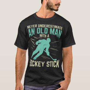 Männer unterschätzen nie einen alten Mann mit Hock T-Shirt