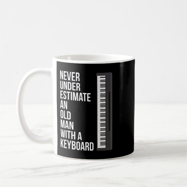 Männer unterschätzen nie einen alten Mann mit Keyb Kaffeetasse (Links)