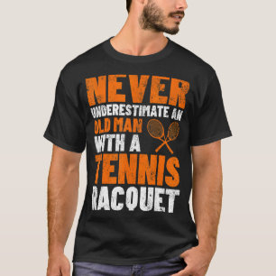 Männer unterschätzen nie einen alten Tennisspielpl T-Shirt