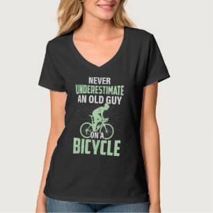 Männer unterschätzen nie einen alten Typ auf einem T-Shirt