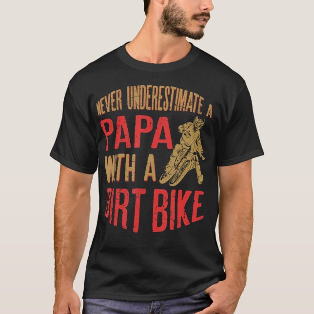 Männer unterschätzen niemals ein Papa mit einem Di T-Shirt (Vorderseite)
