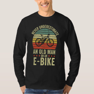 Männer unterschätzen niemals einen alten Mann auf T-Shirt